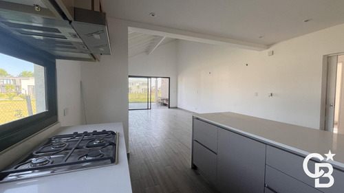 Casa 3 Dormitorios Y Playroom En Santo Tomás Pilar