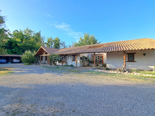 Amplios Espacios. Casa Chilena En Chicureo