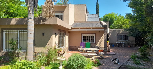 Casa En Venta Barrio La Hosteria Lujan. Pileta, Quincho Cerrado, Parrilla, Orno De Barro, Asador Y Un Hermoso Jardín.
