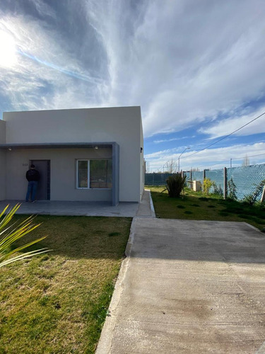 Venta De Casa En General Roca, B° Vista Barda 2 Habitaciones