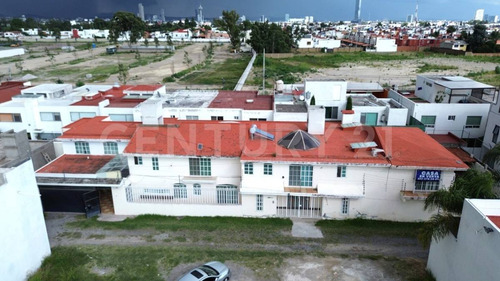 Casa En Venta De 4 Recamaras Y Amplio Jardin Cerca De Camino Real A Cholula.