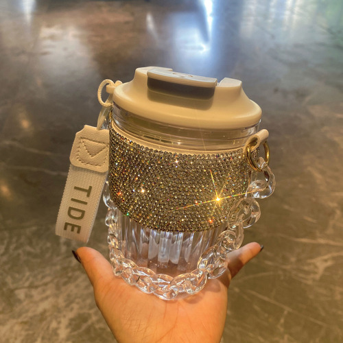 Beber Directamente Con Cadena De Diamantes