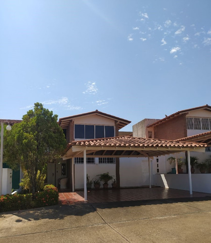 Hermosa Y Cómoda Casa Ubicada En El Conjunto Residencial Alhama En Villa Granada.