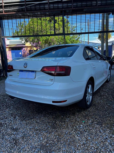 Imagen 11 de 13 de Volkswagen Vento 2017 1.4 Comfortline 150cv At