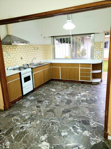 Alquiler Casa 4 Ambientes/ Jardin-parrilla Cubierta,cochera.
