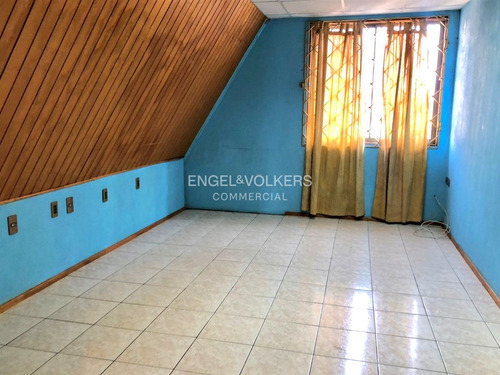 Local Con Estacionamiento Y Patio En Zona Residencial