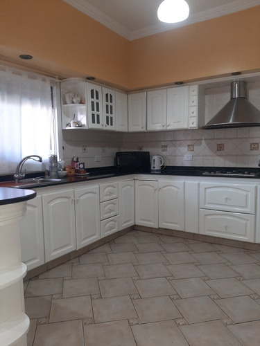 Casa En Venta De 4 Ambientes. Con Garaje Y Dos Locales Comerciales. I,casanova