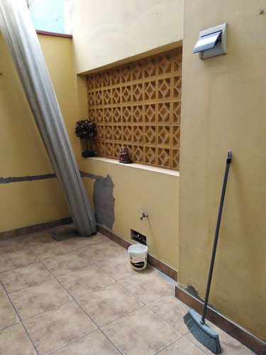 Casa Bien Ubicada 3 Pisos C/ Aires P/2 Pisos