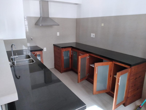 Imagen 9 de 19 de Oficina- Gran Oficina En Sarandi Proximo A La Plaza Matriz 150 M² Más Terraza Con Parrillero De 50m²