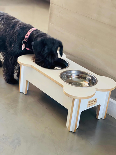 Imagen 3 de 10 de Comedero En Altura Para Perros De Madera Forma Huesito 30cm