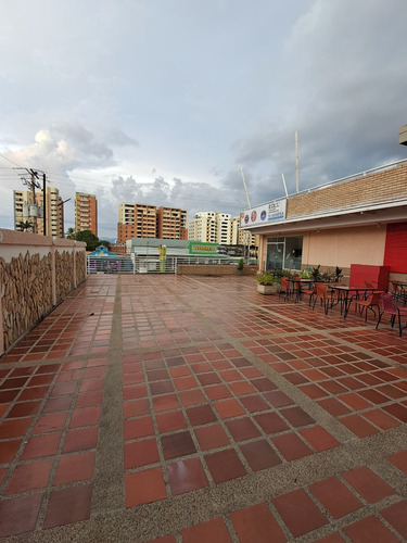 Local Piso 1 Con Amplia Terraza En La Av. Principal De Lecheria, C.c Eseve