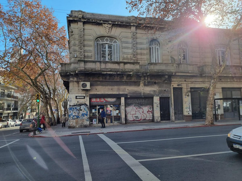 Imagen 2 de 22 de Local - Av Uruguay Esquina Yi , Gran Esquina , 612 M2 Edificados !!