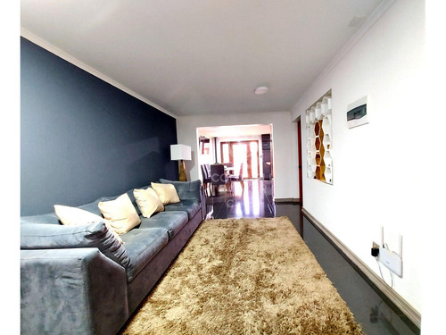Remodelada Con Líneas Simples Y Sectores Amplios