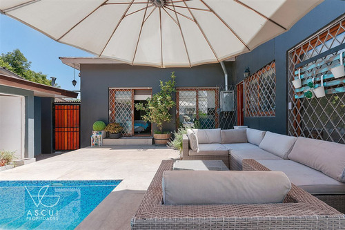 Casa En Venta. 6 Dorm. Las Condes/ Terraza Techada Y Piscina