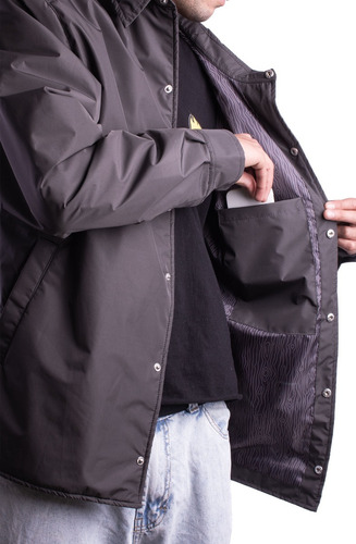 Imagen 7 de 9 de Campera Woodoo Coach Jacket Marplatizada - Gris