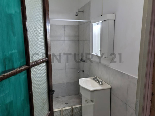Departamento Tipo Casa En Alquiler Zona Liniers - Calle Corvalan