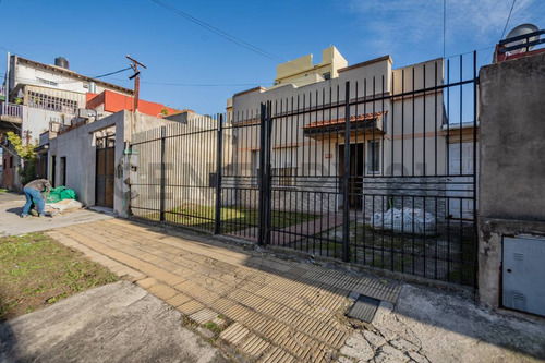 Casa De 3 Ambientes Con Jardín, Patio Y Terraza Lote Propio En Sarandí