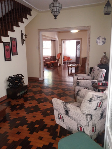 Casa Em Rio Branco Com 4 Dormitórios - Pj3032