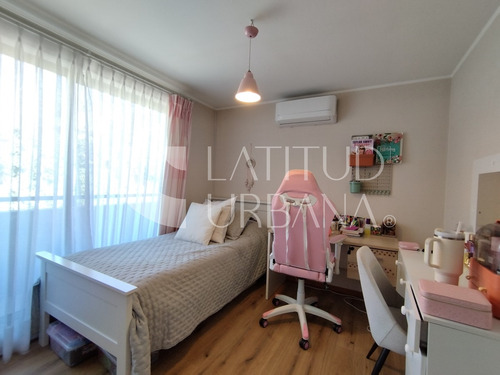 Disponible 30 Marzo, Útil 140 M2, Terreno 350 M2. Piscina