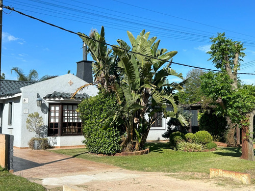 Dueño Vende. Casa De Materiales Nobles En Excelente Punto A 7 Cuadras De Av. Giannastassio Y Cerca De Centros Educativos Publicos Y Privados. Tambien De Centros Comerciales.