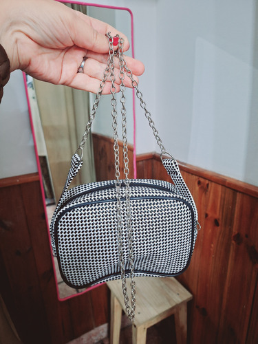 Cartera Tipo Bandolera Cuerina Para Colgar O Cruzar Blanco Y Negro Pintitas Acero Cadena