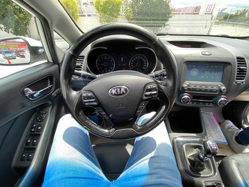 Imagen 12 de 13 de Kia Forte 2.0 Hb Sx Mt 2017