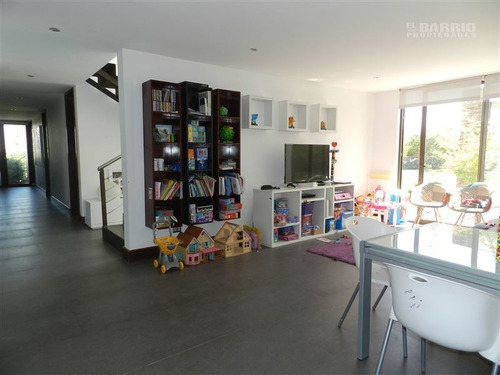 Casa En Venta De 5 Dormitorios En Colina