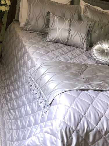Imagem 1 de 3 de Enxoval Cobre Leito Casal Queen + Pezeira Sob Encomenda