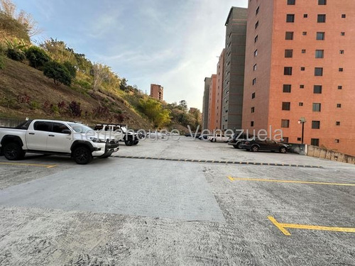 Agp Moderno Apartamento En Venta En Colinas De La Tahona, En Edificio Bien Mantenido 25-18150 Ys
