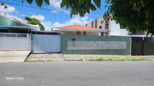 Casa Gradeada Com 5 Quartos (1 Suíte), Bem Localizada E Bem Ventilada. Reformada.