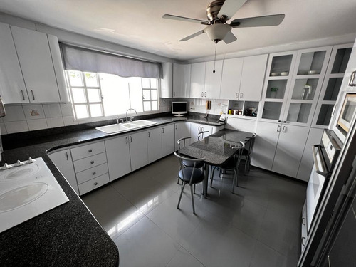 Imagen 15 de 18 de Casa En Macaracuay 600mt2 Caracas Calle Cerrada.