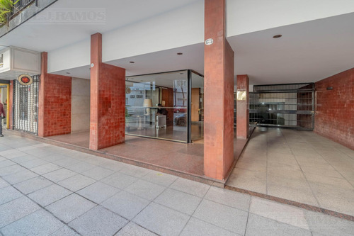 Departamento 3 Ambientes En Alquiler En La Zona De Recoleta, Al Frente, Luminoso, Con Seguridad 24hs