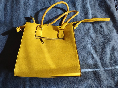 Cartera Amarilla Con Tiras Detalles Dorados 