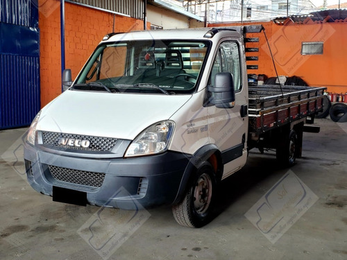 Imagem 2 de 13 de Iveco Daily 35s14 - 2016 (caminhonete)