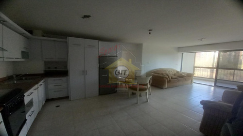 Apartamento En Alquiler En El Bosque, Semi Amoblado. 3 Habitaciones, Planta Eléctrica. Lm