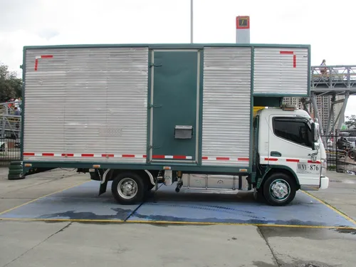 Furgon Mitsubishi Canter Fuso Fe85de6slgp
