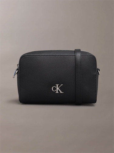 Bolsa Crossbody Negra Calvin Klein Monograma Metalico Mujer