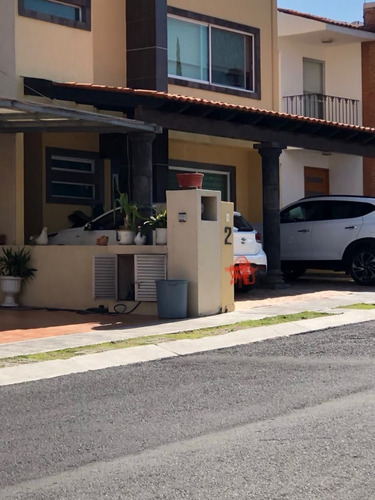 En Venta Casa En Centro Sur, Claustros, Gran Ubicación, Alberca, 3 Recamaras..
