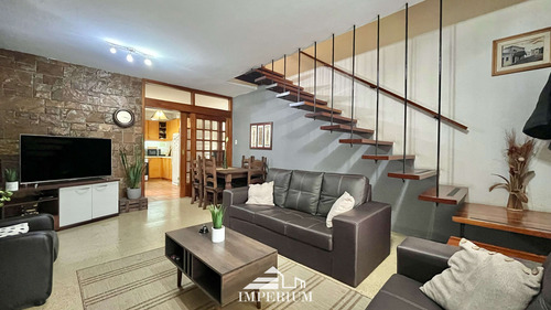 Casa De 2 Dormitorios, 2 Baños Y Garaje En Parque Batlle