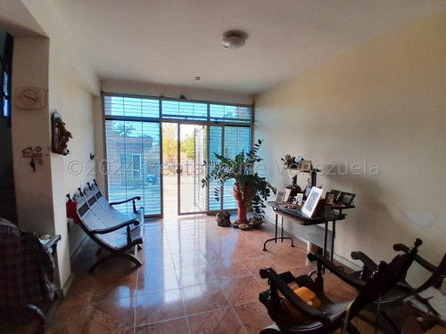 Galpón Venta Cerca Av. Henry Ford Con Departamento, Con Apartamento Residencial Oficina, Mezzanina , Facil Acceso Para Gandolas Valencia Carabobo Leida Falcon Lf24-17900