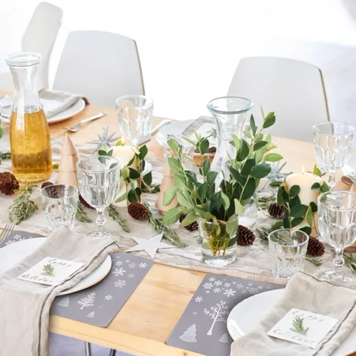 Mesa de comedor con manteles individuales y lugares Fotografía de