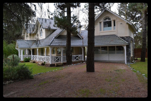Imagen 2 de 14 de Casa En Carilo - Estilo Country, A 400 Metros Del Mar