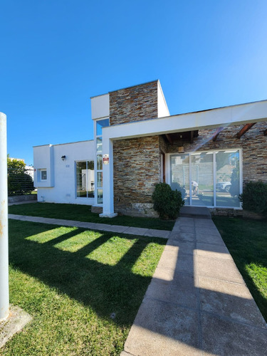 Se Arrienda Con Compromiso De Compra, Amplia Casa En Nogales