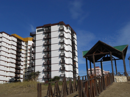Imagen 3 de 18 de Dos Ambientes A Metros Del Mar Y De La Peatonal, Con Toda La Vista, Edificio Ancla.
