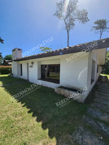 Casa En Venta En Pinares, Parada 32 De Playa Mansa A Tan Solo 150 Mts Del Mar 