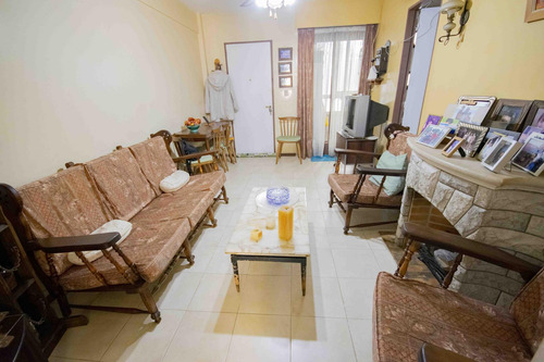 Departamento De 3 Ambientes En 2° Piso Por Escalera En Venta, En La Lucila.