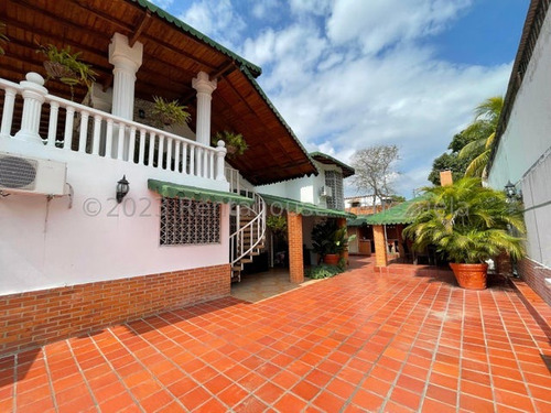 En Venta Hermosa Casa Quinta Ubicada En Conjunto Resd Privado, Urbanización La Romana Maracay  #24-6339 Km