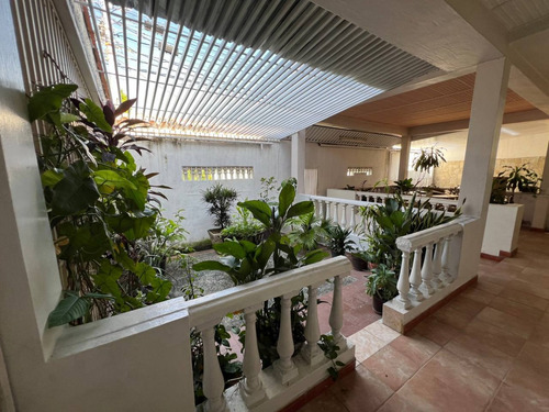 Casa Con Piscina Urbanización Andrés Bello Maracay