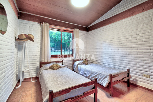 Imagen 18 de 24 de San Francisco, Piriápolis. Casa En Venta, Muy Buena Construcción Tradicional. Tres Cuadras De La Playa.