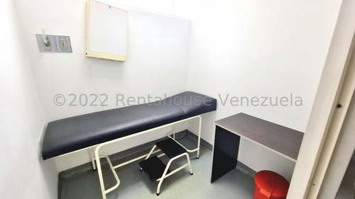 Ag. Vende Local Comercial Acondicionado Como Centro Clinico Quirurgico Pequeno. En Venta En Los Chaguaramos.
